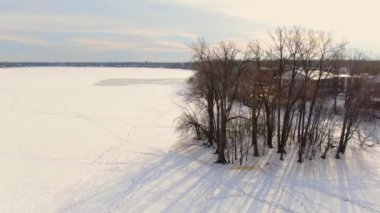 Drone videosu St-Eustache ve küçük adaların yakınlarındaki donmuş nehri yavaşça gösteriyor.