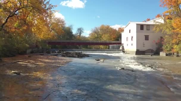 Drone Video Flyger Mycket Låg Vinkel Nära Vattenfallet Floden Eustache — Stockvideo