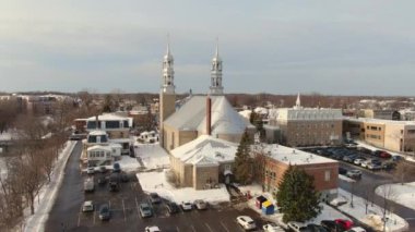 St-Eustache kilisesinin arkasından drone vinç görüntüsü, kışın, bulutlu bir kış gününde eski St-Eustache 'yi gözler önüne seriyor.