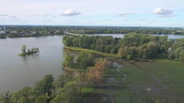 Yüksek irtifa, sonbaharda Laval ve St-Eustache arasındaki Arthur-Sauve Köprüsü 'nün insansız hava aracı görüntüsü.
