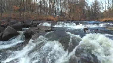 Hava aracı çok alçaktan, kayalara yakın bir açıyla Brownsburgh-Chatham kentindeki küçük şelalelerin üzerinden ilerliyor.