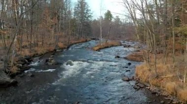 Hava aracı görüntüsü, Brownsburgh-Chatham 'daki nehrin küçük şelalesinin üzerinden geriye doğru uçuyor.