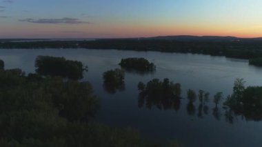 Laval, Quebec 'teki binlerce ada nehrinin sakin suları ve güzel bir günbatımı manzarası.