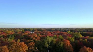Laval Fabreville 'deki ormanın üzerinden uçmak ağaçlarla dolu sonbahar manzarasını gözler önüne seriyor.