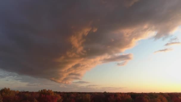 Повільно Піднімаючись Над Різнокольоровими Деревами Восени Показуючи Величезні Хмари Кольорами — стокове відео