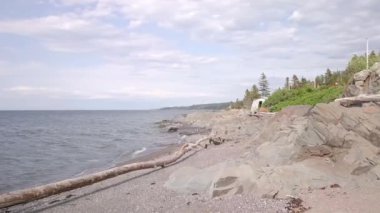 Gaspesie 'de deniz kıyısındaki bir kumsalın el kamerasıyla çekilmiş videosu.