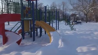 Kışın parktaki bir oyun modülüne yaklaşan İHA uçağı