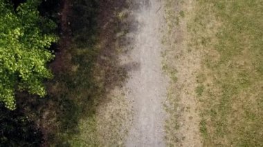 Kuş gözü dron görüntüsü parkta yaya geçidi olduğunu gösteriyor.