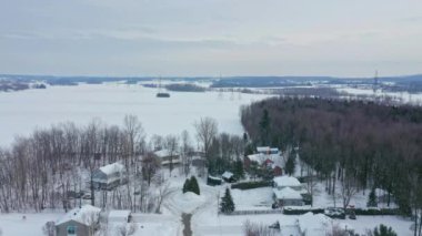 Kışın kırsal kesimde sessiz bir caddeden inen bir vinç görüntüsü.