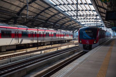 Bangkok, Tayland-29 Aralık 2022: Tayland Devlet Demiryolları 'nın (SRT) Laksi istasyonundaki iki banliyö treni.