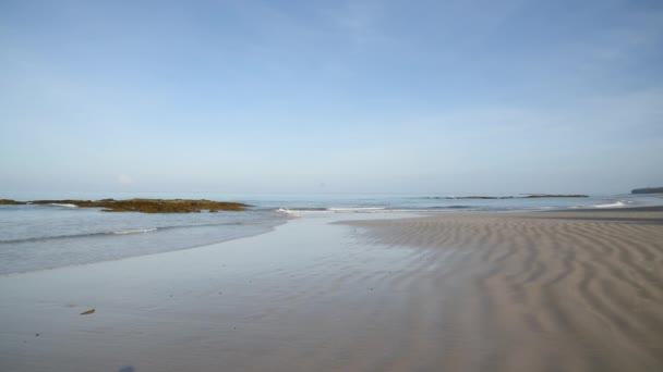 Scene Beautiful Beach Ripple Sand Calm Sea Blue Sky Morning — ストック動画