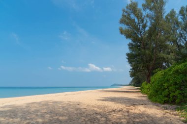 Tayland Muang Sahili, Phang nga, Tayland 'da güzel uzun kumsal ve mavi gökyüzü manzarası.