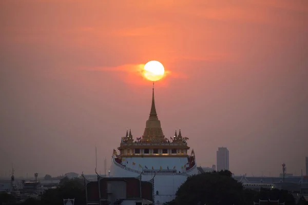 Όμορφο Ηλιοβασίλεμα Στο Χρυσό Ναό Mount Wat Saket Μπανγκόκ Ταϊλάνδη — Φωτογραφία Αρχείου
