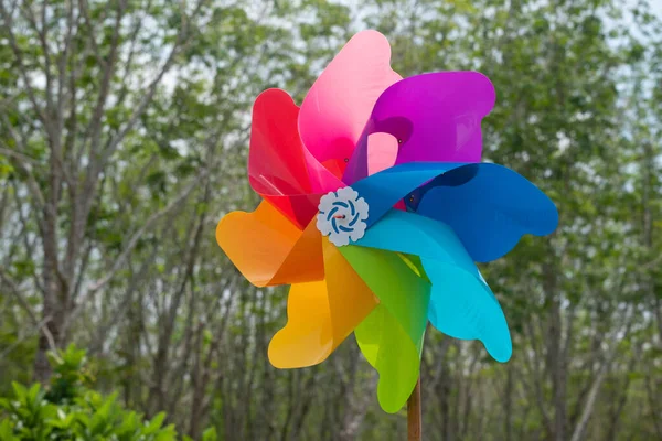 Ağaçların arkasındaki renkli plastik rüzgar türbini