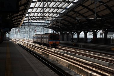 Bangkok, Tayland-22 Nisan 2023: Bangkok 'un kalbi ile Laksi istasyonundaki şehir dışı arasındaki Tayland Demiryolu (SRT) Kızıl Hat seferinin uzun mesafeli treni.