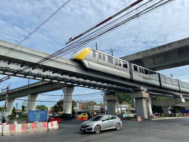 Bangkok, Tayland... 24 Haziran 2023: Hua Mak İstasyonu 'nda toplu toplu hızlı ulaşım veya MRT sarı hat treni çalışma testi.