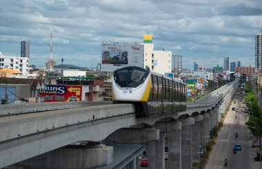 Bangkok, Tayland - 2 Temmuz 2023: Si ThePha istasyonunda toplu toplu hızlı ulaşım veya MRT sarı hat treni çalışma testi.