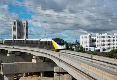 Bangkok, Tayland - 2 Temmuz 2023: Si ThePha istasyonunda toplu toplu hızlı ulaşım veya MRT sarı hat treni çalışma testi.