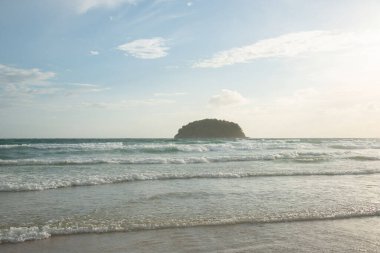 Kata Sahili, Phuket, Tayland 'da yağmur mevsiminde denizde güçlü dalgalar.