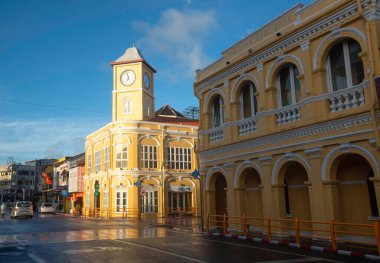 Phuket, Tayland-13 Ağustos 2023: Phuket Müzesi, mavi gökyüzü arka planında Phuket şehrinin eski Çin-Portekiz yapı tarzı.