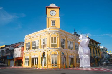 Phuket, Tayland-14 Ekim 2023: Phuket Müzesi Phuket, Phuket şehrindeki eski Çin-Portekiz yapı tarzı ve vejetaryen festivali için dekore edilmiş büyük beyaz ayı..