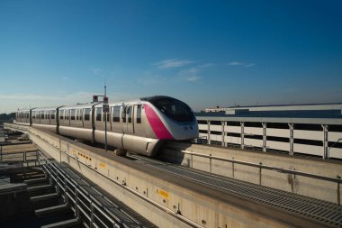 Bangkok, Tayland-25 Kasım 2023: Metropolitan Hızlı Geçiş Pembe Hattı gökyüzü treni son durak Min Buri İstasyonu 'na varıyor.. 