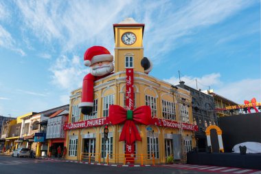 Phuket, Tayland-31 Aralık 2023: Phuket Müzesi, Noel ve yeni yıl festivali için süslenmiş Phuket kenti ve Noel Baba 'nın eski Çin-Portekiz yapı tarzı.
