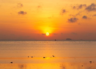 Sabah Saphanhin halk plajında güzel bir gün doğumu sahnesi, Phuket, Tayland.