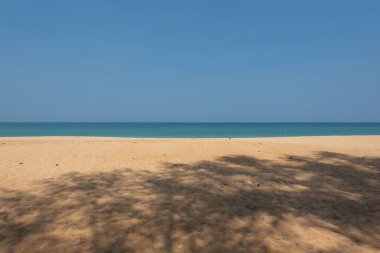 Tayland Muang Sahili, Phang nga, Tayland 'da güzel plaj ve mavi gökyüzü manzarası.