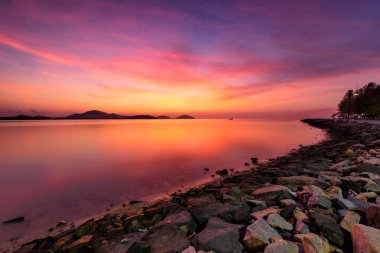 Sabah Saphanhin halk plajında renkli gökyüzü manzarası, Phuket, Tayland.