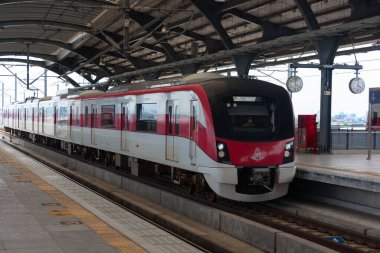 Bangkok, Tayland-3 Haziran 2024: Tayland Devlet Demiryolu (SRT) Kırmızı Hattı treni Don Muang havaalanı istasyonuna varmıştır..