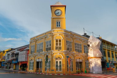 Phuket, Tayland-12 Ekim 2024: Phuket Müzesi manzarası, Phuket şehrinde vejetaryen festivali için dekore edilmiş eski bir Çin-Portekiz yapı tarzı..