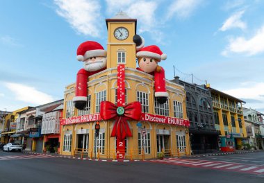 Phuket, Tayland-28 Aralık 2024: Phuket Müzesi, Noel ve yeni yıl festivali için dekore edilmiş Phuket kenti ve Noel Baba 'nın eski Çin-Portekiz yapı tarzı.