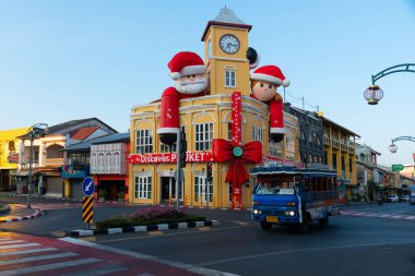 Phuket, Tayland-3 Ocak 2025: Phuket yerel otobüsü ve Phuket Müzesi, yeni yıl festivali sırasında Phuket şehrinin eski Çin-Portekiz yapı tarzı..