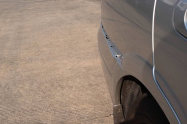 Hasarlı arka araba tamponunun yakın plan görüntüsü görünür çatlaklar ve uyumsuzluklar var. Fotoğraf çarpışma hasarını vurgular, iç bileşenleri açığa çıkarır ve tamir ya da değiştirme ihtiyacını gösterir..