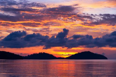 Sabah Saphanhin halk plajında renkli gökyüzü manzarası, Phuket, Tayland.