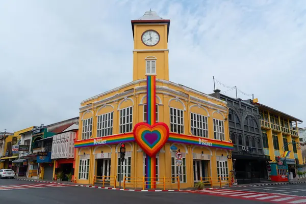 Phuket, Tayland-31 Mayıs 2025: Phuket şehrinde gökkuşağı süslemeleri ve LGBTQ + gururunu kutlamak için büyük bir kalp sembolü ile süslenmiş eski chino-portuguese yapısına bakış