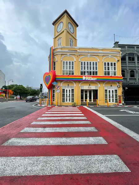 Phuket, Tayland-31 Mayıs 2025: Phuket şehrinde gökkuşağı süslemeleri ve LGBTQ + gururunu kutlamak için büyük bir kalp sembolü ile süslenmiş eski chino-portuguese yapısına bakış