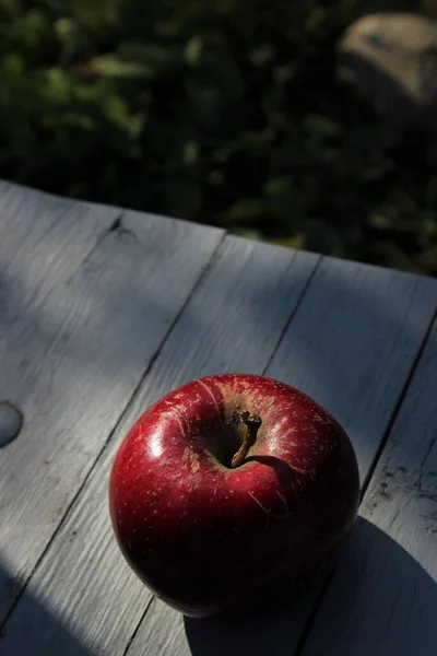 Czerwone Jabłko Desce — Zdjęcie stockowe