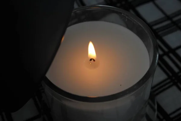 一支点燃的白色蜡烛 — 图库照片