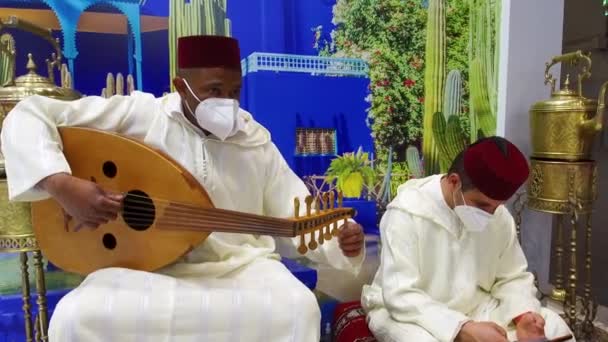 Madrid Spain January 2022 Moroccan Musician Tuning Arabian Lute Oud — Vídeo de stock