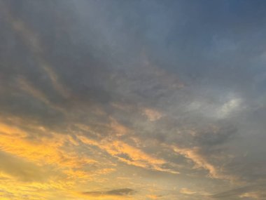 Bulutlu güzel günbatımı gökyüzü, doğa arka planı