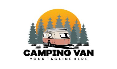 Karavan karavanı klasik logo taşıyıcı çizimi, Güneş ve çam ormanlı karavan için mükemmel.