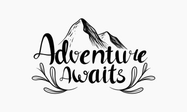 Elle çizilmiş bir cümle Macera dağ çizimi ve dekoratif yapraklarla minimalist bir tarzda bekliyor.
