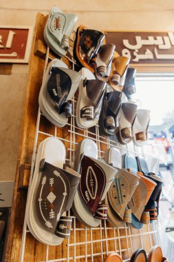 Qaisariya Al-Ahsa Souq, Suudi Arabistan - 27 Nisan 2023: Geleneksel erkek sandaletleri Suudi Arabistan 'da geleneksel pazarda satılıyor