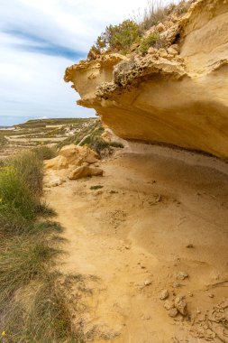 Bulutlu havada Malta 'da Blata tal Melh kıyı şeridi uçurumu