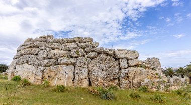 Ggantija, Gozo Adası, Malta, 15 Nisan 2023: Ggantija, Malta 'nın Gozo adasında Neolitik dönemden kalma bir megalitik tapınak kompleksi.