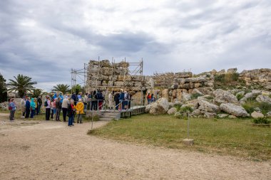 Ggantija, Gozo Adası, Malta, 15 Nisan 2023: Ggantija, Malta 'nın Gozo adasında Neolitik dönemden kalma bir megalitik tapınak kompleksi.