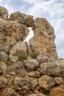 Ggantija, Gozo Adası, Malta, 15 Nisan 2023: Ggantija, Malta 'nın Gozo adasında Neolitik dönemden kalma bir megalitik tapınak kompleksi.