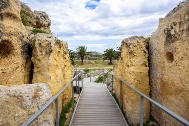 Ggantija, Gozo Adası, Malta, 15 Nisan 2023: Ggantija, Malta 'nın Gozo adasında Neolitik dönemden kalma bir megalitik tapınak kompleksi.